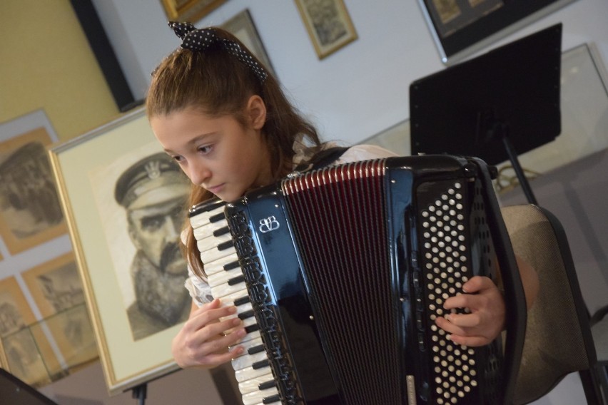 Koncert, lekcja i wystawa „Polska w oczach malarzy węgierskich" na 100-lecie niepodległości w Muzeum Okręgowym w Sieradzu (zdjęcia)