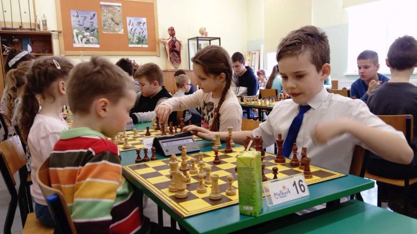 Szachy. Otwarte mistrzostwa Szkoły Podstawowej nr 6 w Malborku - wszyscy dostali tytuł szachowego knechta