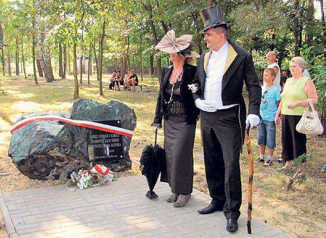 Justyna Brzozowska i Łukasz Stachera  w stylowych strojach odsłaniają obelisk