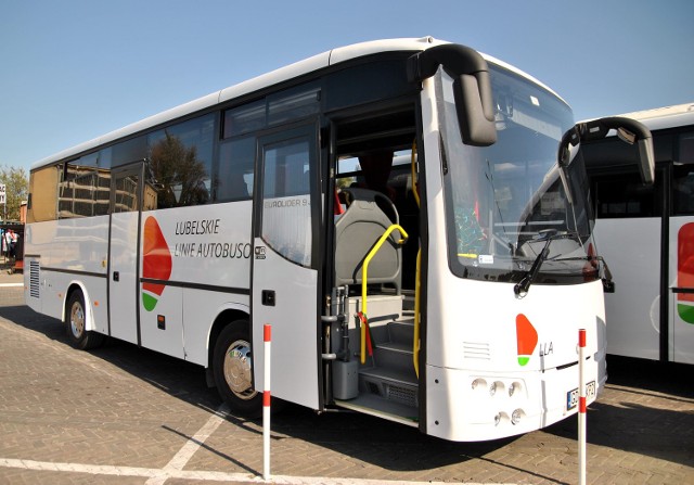 LLA pochwaliły się w ub. tygodniu trzema nowymi autobusami. NIK przypomina, że spółka ma 66 pojazdów. Najstarszy ma 27 lat
