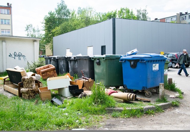 Śmietniki na tarnobrzeskich osiedlach. Mieszkańcy skarżą się na podrzucanie śmieci. Po tak dużych podwyżkach opłat proceder z pewnością się nasili.