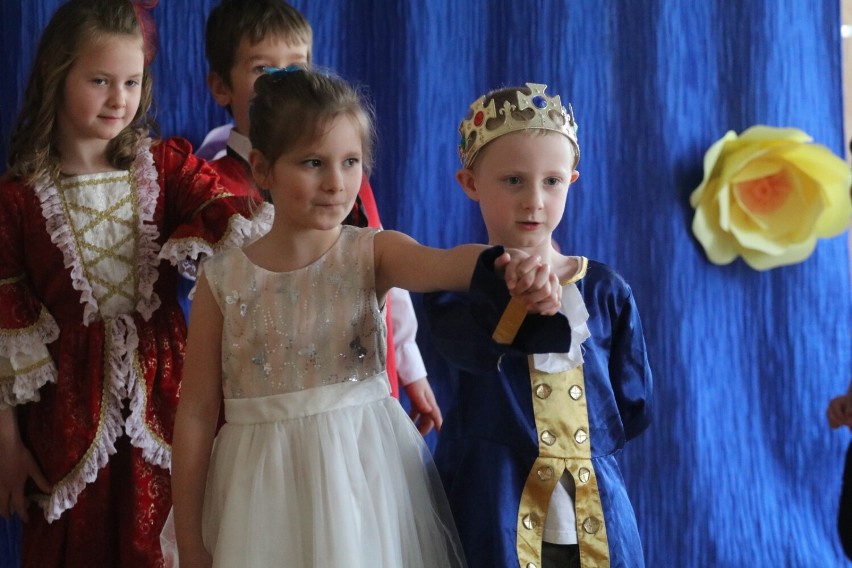 Legnica: Spektakl Kopciuszek w wykonaniu przedszkolaków z grupy Montessorki, zdjęcia