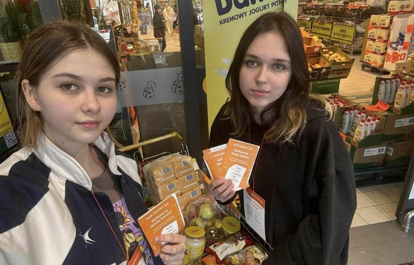 Uczniowie II LO w Radomsku wzięli udział w Wielkanocnej Zbiórce Żywności 