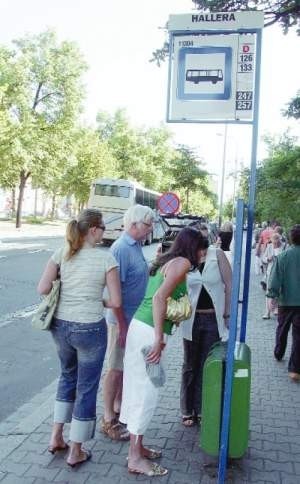 Pasażerowie bez skutku próbowali szukać informacji o aktualnie kursujących autobusach przy ul. Ślężnej. FOT. JANUSZ WÓJTOWICZ
