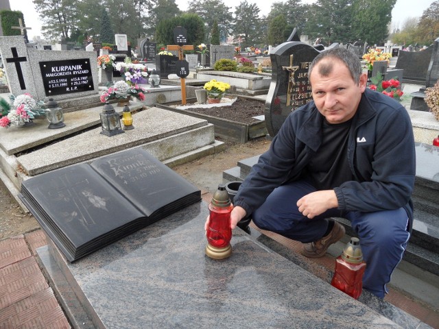Piotr Raczkowski porządkuje grób teścia na cmentarzu przy ul. Nowej w Żorach