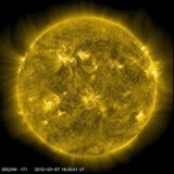 Silny wybuch na Słońcu, spektakularne zorze polarne na Ziemi