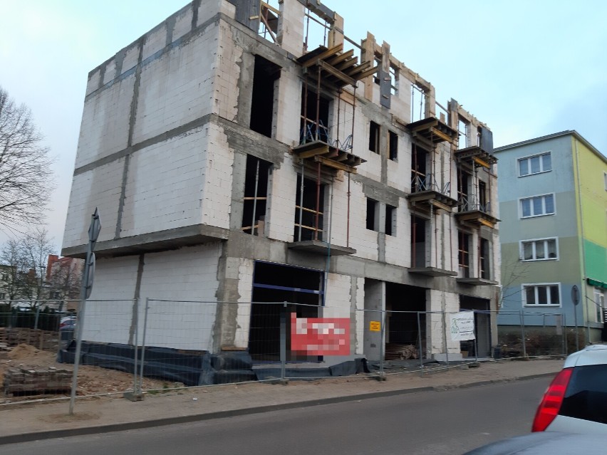 W centrum Szczecinka rośnie nowa kamienica [zdjęcia]