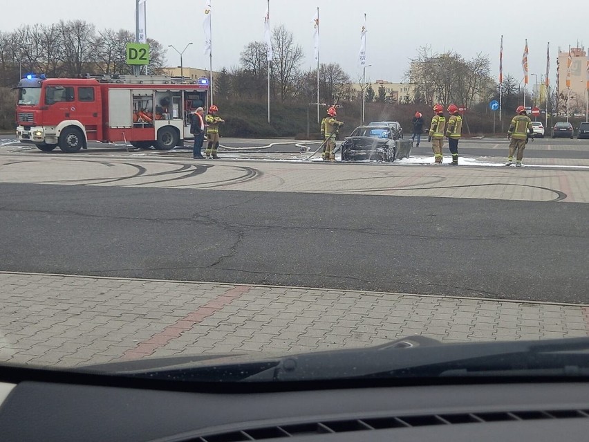 Pożar samochodu przy M1 w Radomiu.