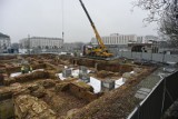 Odbudowa Pałacu Saskiego w Warszawie. Ruszył montaż zadaszenia nad odkopanymi fundamentami. Prace potrwają około 15 dni