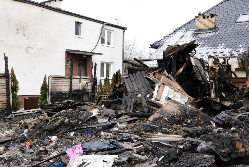 Pożar domu w Wawrze. Czteroosobowa rodzina w kilka minut straciła cały swój dobytek