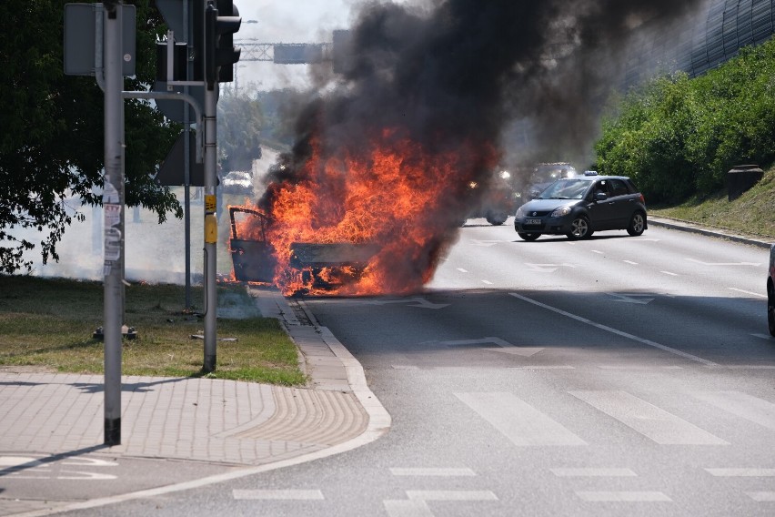 Groźny pożar samochodu osobowego w Warszawie. Pojazd doszczętnie spłonął. Nikt nie został ranny 