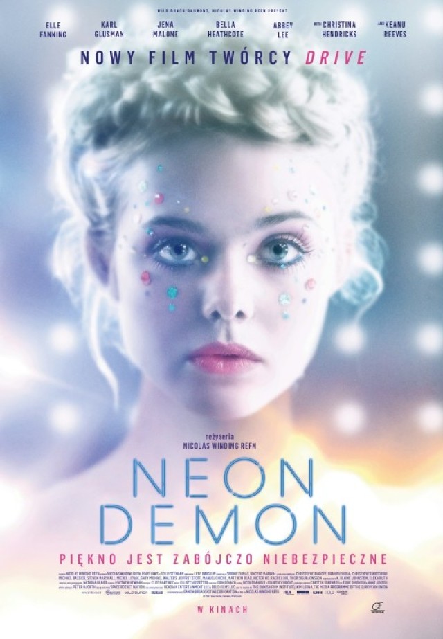 Neon Demon 
reżyseria: Nicolas Winding Refn

Porównywany do „Mulholland Drive” Lyncha najnowszy thriller Nicolasa Windinga Refna, twórcy „Drive” i „Tylko Bóg wybacza”, opowiada o marzeniach, zazdrości i zabójczym pięknie. Film miał swoją światową premierę w Konkursie Głównym tegorocznego festiwalu w Cannes.  

Nicolas Winding Refn to jeden z najbardziej cenionych współczesnych europejskich reżyserów, który takimi obrazami jak „Pusher”, „Bleeder” czy „Drive” wypracował swój unikalny styl. - Pewnego ranka obudziłem się i zdałem sobie sprawę, że jestem zarówno otoczony, jak i zdominowany przez kobiety. Ku mojemu zdziwieniu poczułem potrzebę nakręcenia horroru o złowrogim pięknie - powiedział Nicolas Winding Refn.

Stąd wzięła się Jesse, która przyjeżdża do Los Angeles, aby rozpocząć karierę modelki. Wkrótce spotyka grupę kobiet owładniętych obsesją cielesnego piękna, które zaczynają żerować na jej młodości i witalności. 

- W „Neon Damon”  prowokacja goni prowokację. To horror z elementami kanibalizmu i nekrofilii, o młodości pożeranej przez współczesny świat mody. Skorumpować, posiąść, skonsumować piękno. Refn upodabnia glamour do świata seryjnych morderców. Odwołuje się do teatru okrucieństwa Alejandro Jodorowsky’ego, nasączając go narcyzmem popkultury XXI w. Czuje się niemal, jak morze krwi menstruacyjnej nieskazitelnie pięknych modelek zalewa pulsujące światłem reflektorów wysterylizowane przestrzenie Los Angeles - napisał o filmie Janusz Wróblewski w Polityce.