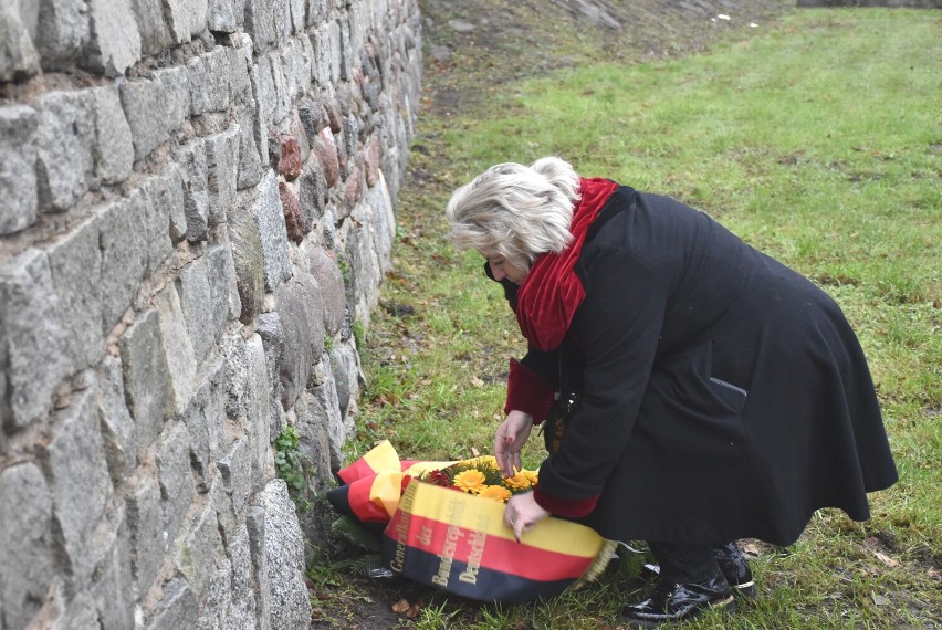 Malbork. Konsul generalna Niemiec uczciła pamięć ponad 2000 ofiar z masowej mogiły przy Sierakowskich 