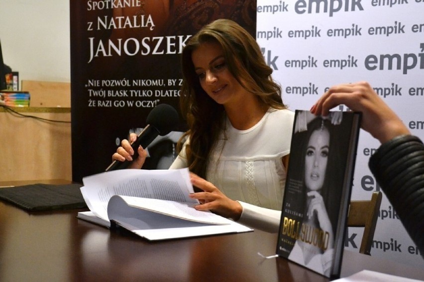 Natalia Janoszek podczas promocji swojej książki w...