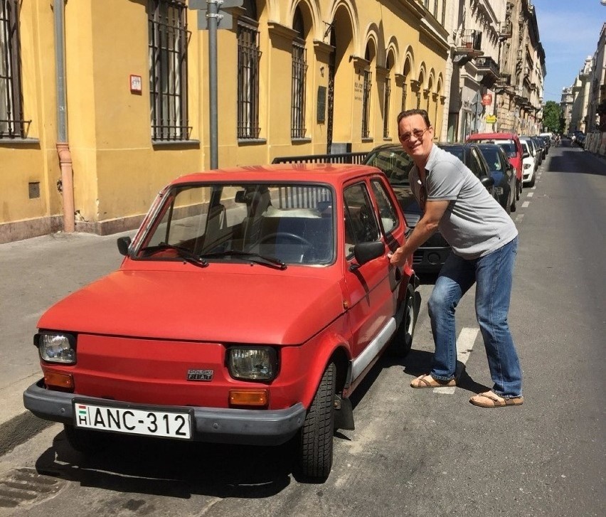 Polki, Polacy i… Tom Hanks kochają „Malucha”. Legendarne auto Polaków jest wciąż na topie. Ile dziś kosztuje Fiat 126p?