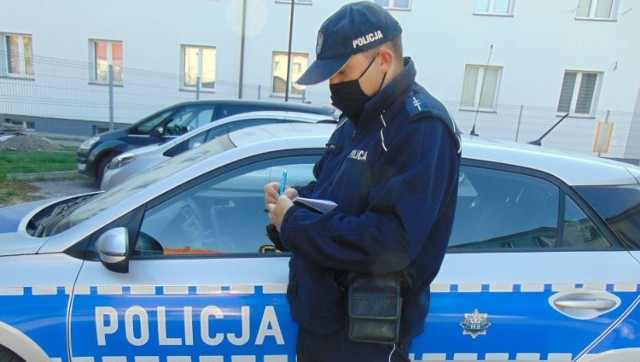 Tarnowscy policjanci kontrolują m.in. przestrzeganie przepisów w zakresie obowiązku zasłaniania nosa i ust