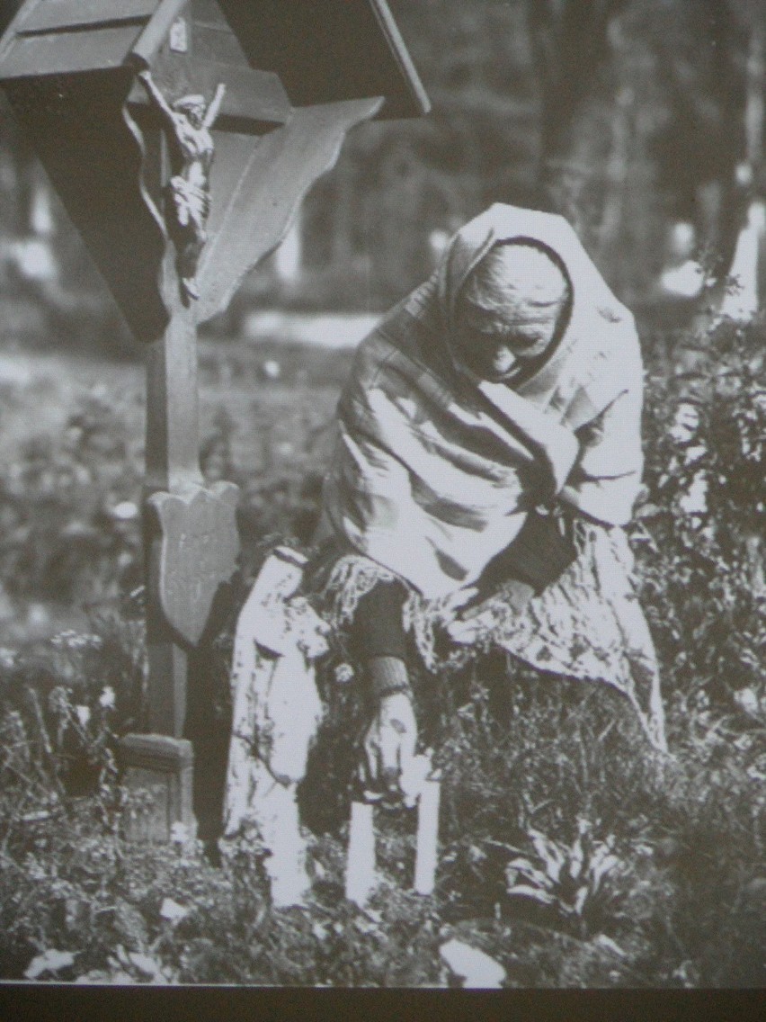 Kobieta nad grobem w dniu Wszystkich Świętych, lata 30. XX...