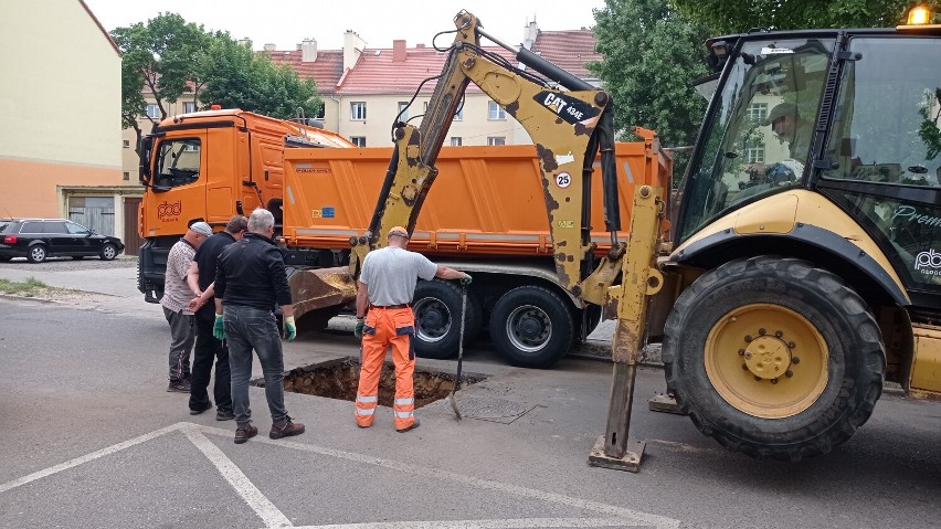 Pracownicy PBD starają się określić, dlaczego droga się...