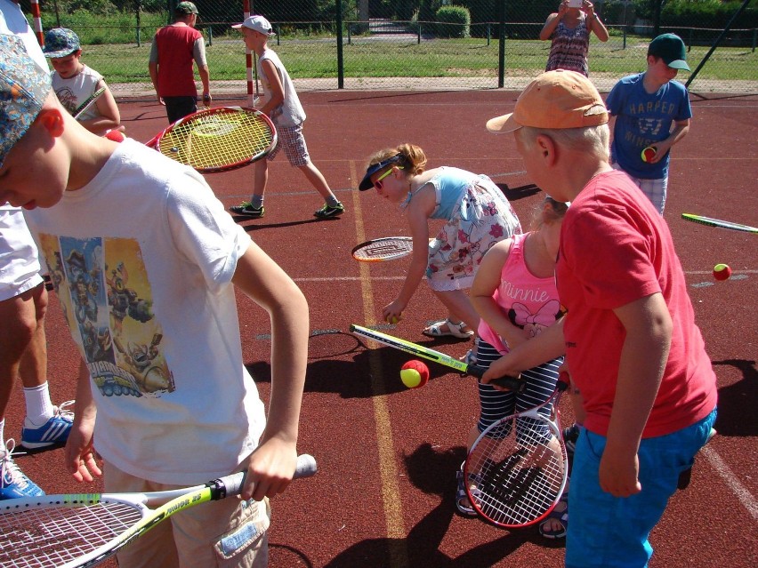 Dzieci korzystają z wakacyjnych zajęć tenisowych [zdjęcia]