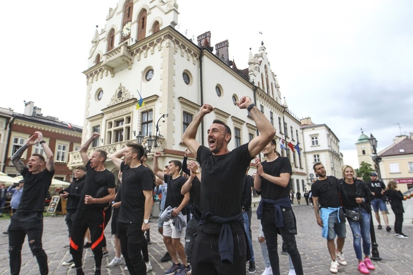 Wielka feta na rzeszowskim Rynku! Kibice Stali Rzeszów świętują awans do Fortuna 1 Ligi [ZDJĘCIA]