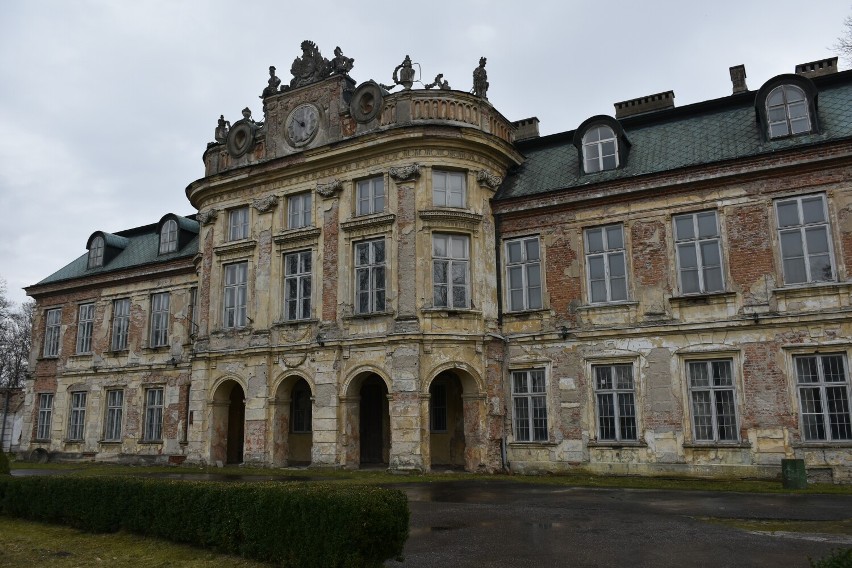 Pałac Dembińskich w Szczekocinach to perła architektoniczna....