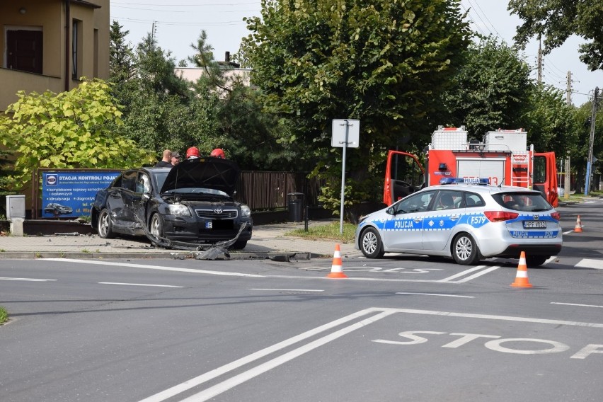 Wypadek na skrzyżowaniu ulic Głównej i Łąkowej  w Zduńskiej Woli  ZDJĘCIA