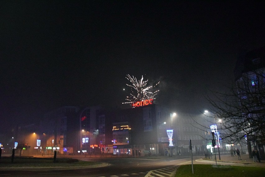 Fajerwerki w Stargardzie na powitanie Nowego Roku 2021. ZDJĘCIA z centrum miasta 