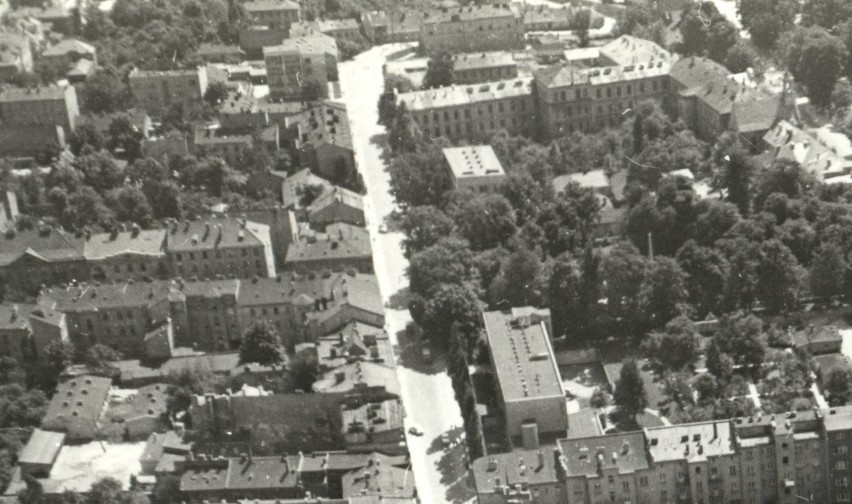 1967 , Zdjęcie lotnicze okolic ulicy Wesołej. W górnej...