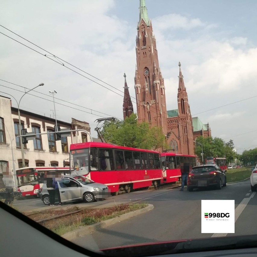 Samochód zderzył się z tramwajem w centrum Dąbrowy Górniczej