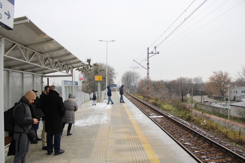 Od 11 grudnia 2022 nowy rozkład jazdy pociągów. Przez Wieluń kursuje pociąg relacji Kraków-Kolobrzeg.  Nadal nie ma kursów do Kępna