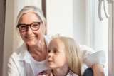 Jaka jest współczesna babcia? Przejmowanie pełnej odpowiedzialności za wnuki to już przeszłość 