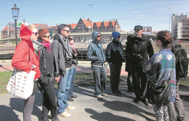 Dzięki wolontariuszom centrum przebywający w Gdańsku imigranci mogą m.in. zwiedzić miasto.