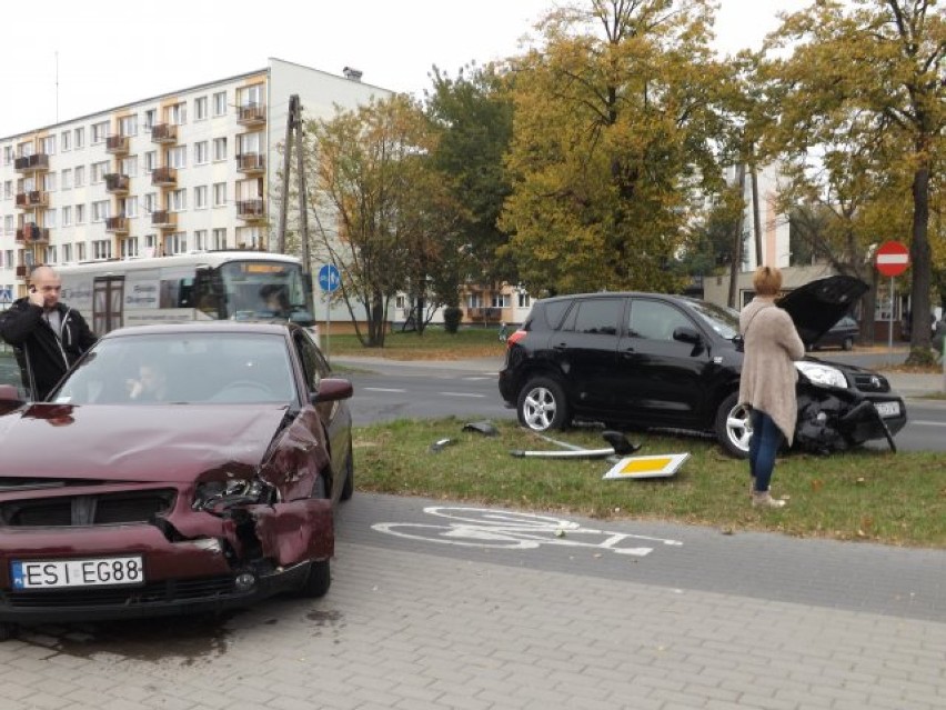 Wypadek na Szadkowskiej. Dwie osoby poszkodowane