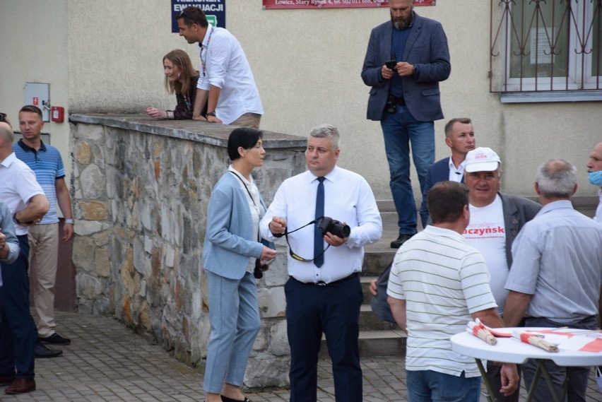 Wieczór wyborczy Andrzeja Dudy w Łowiczu. Kto przyjechał wesprzeć prezydenta [ZDJĘCIA]