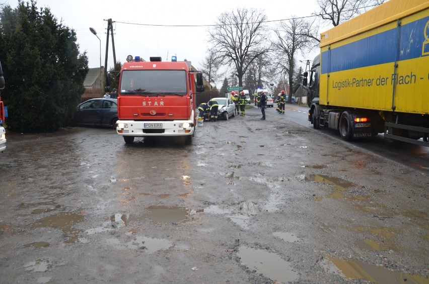Gmina Kłecko: Wypadek w Komorowie. Auto uderzyło w drzewo [FOTO, FILM]