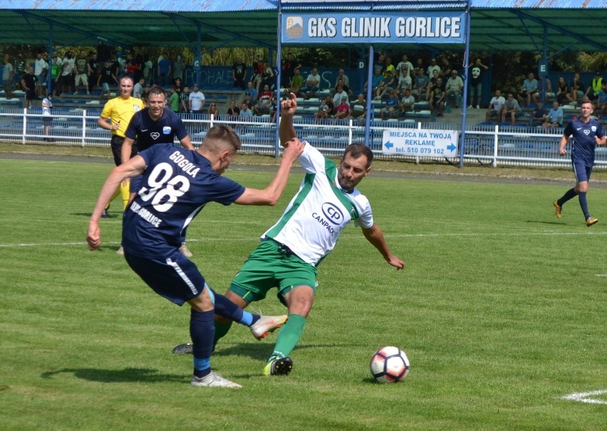 W akcji piłkarze Glinika Gorlice