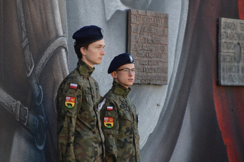 Narodowy Dzień Pamięci Żołnierzy Wyklętych w Rawiczu (2022). Pod murem więzienia składano kwiaty [ZDJĘCIA]