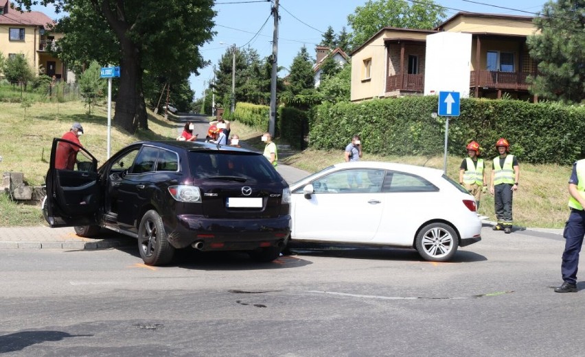 W wyniku wypadku ucierpiał jadący seatem 23-latek.