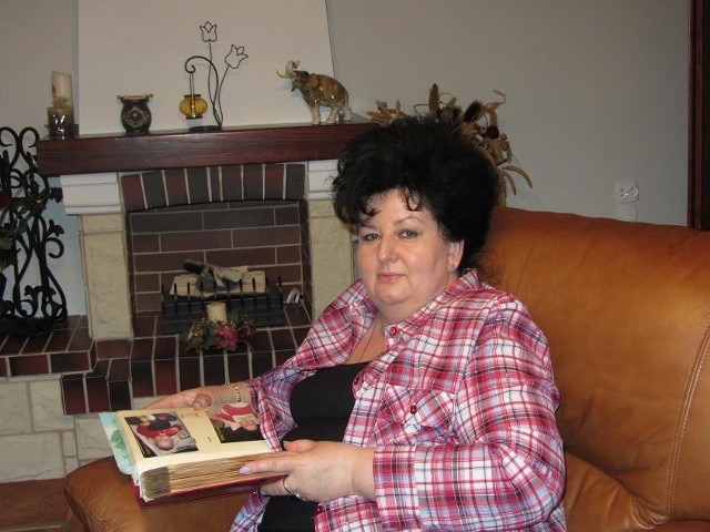 Pani Mirosława trzyma w albumie zdjęcia wszystkich dzieci, które przebywały w jej domu