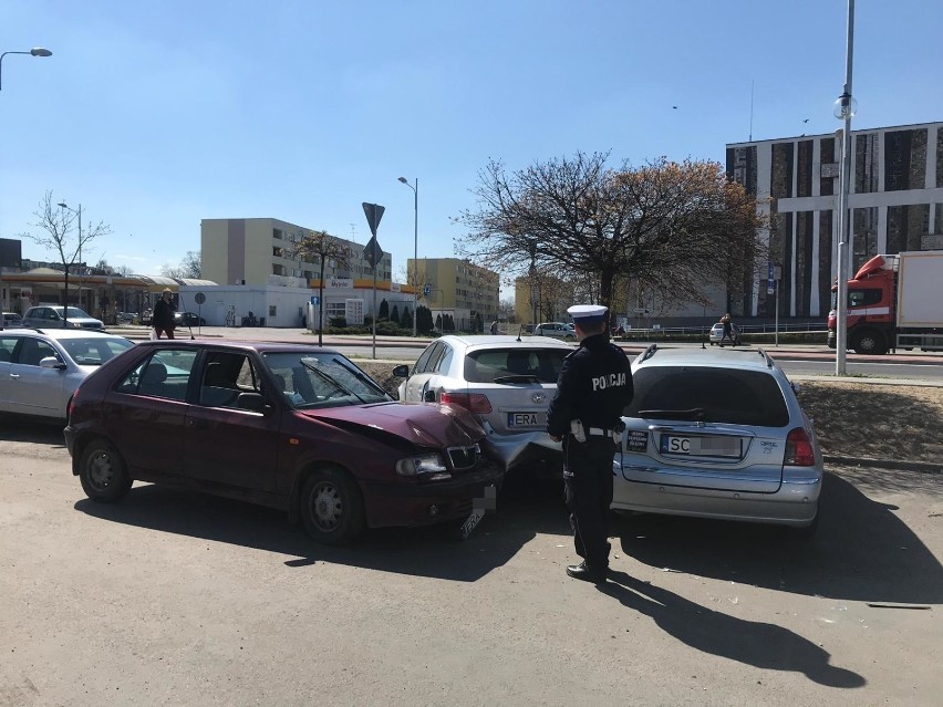 Pijany kierowca uszkodził 3 samochody w centrum Radomska. Miał 2,2 promila i jechał mimo zakazu