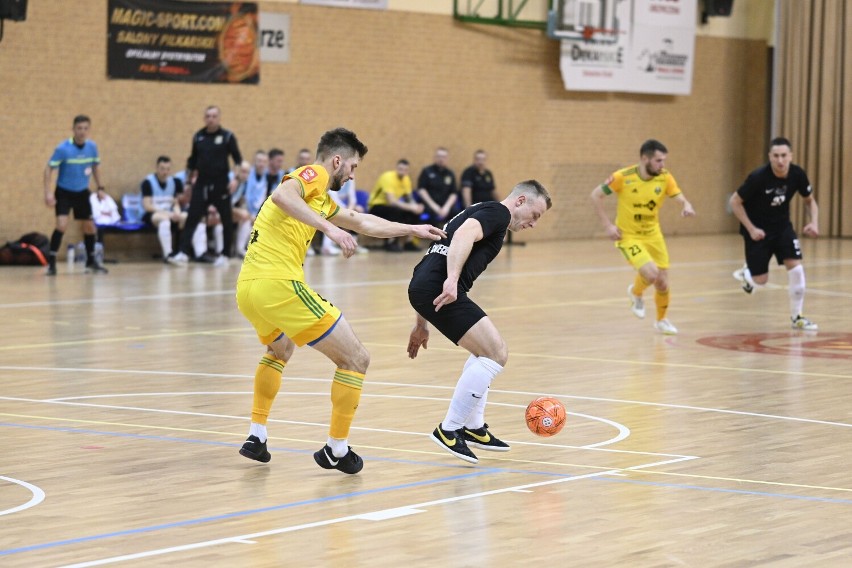 Drużyna Futsal Świecie (czarne koszulki) pokonała We-Met...