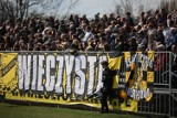 Wieczysta Kraków. Pełno ludzi na stadionie. Kibice na meczu z Orlętami. Zdjęcia