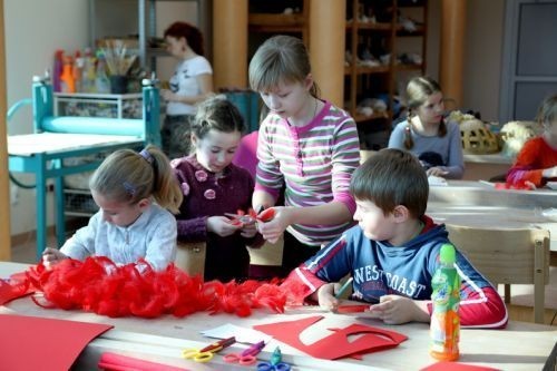 Walentynkowe prezenty

Edyta Orlińska, Dorota Dziedzic-Lechowska i Katarzyna Klepaczek zadbały o
to, by każde z dzieci przygotowało niepowtarzalny i oryginalny prezent.
