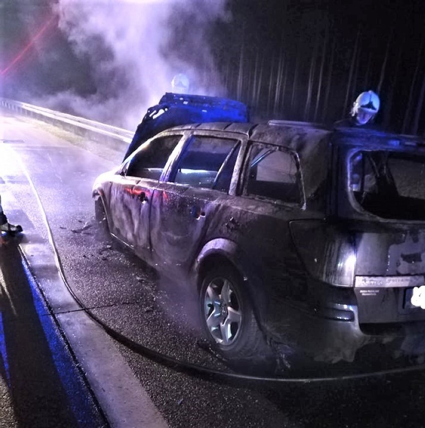 Na autostradzie A2 doszczętnie spłonął osobowy Opel