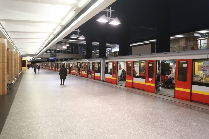 Drastyczny spadek ruchu w Warszawie. Mniej aut na ulicach, pusta komunikacja miejska. ''Metro wozi powietrze, nie pasażerów''