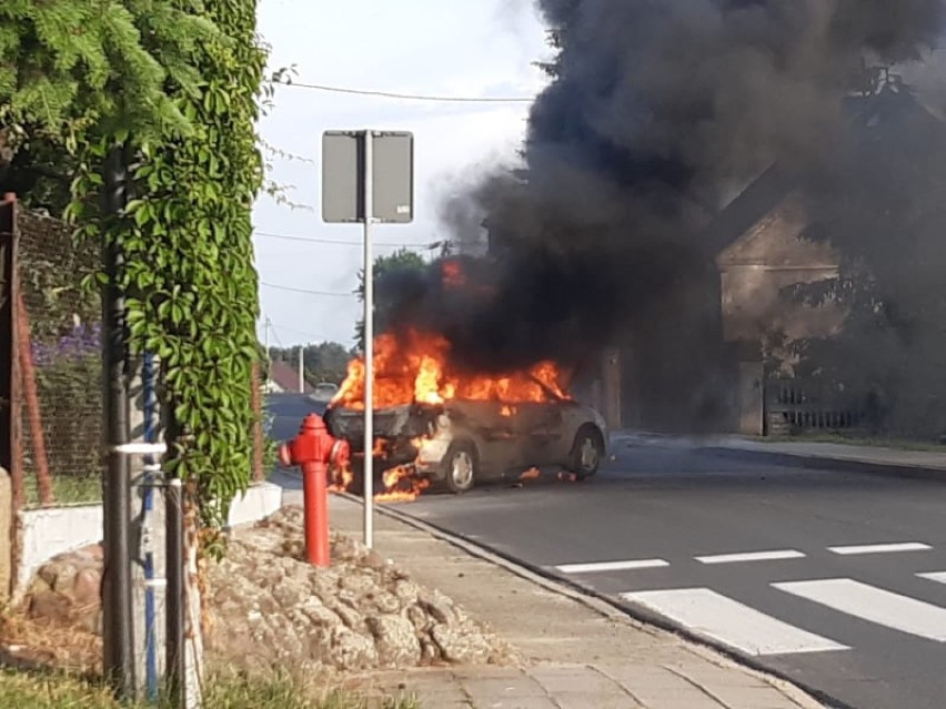 Pożar samochodu w Dąbrowie. Pasażerowie w porę opuścili...