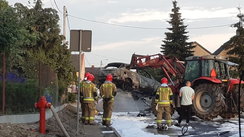 Pożar samochodu w Dąbrowie. Pasażerowie w porę opuścili...