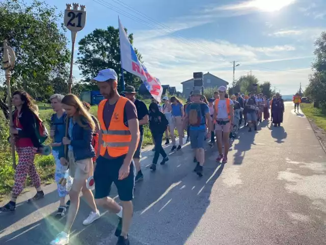 Pielgrzymi z Radomia od piątku są w drodze na Jasną Górę. Pątnicy z diecezji radomskiej do celu dotrą w piątek 13 sierpnia, o godzinie 15 będzie dla nich odprawiona msza święta na jasnogórskich wałach.