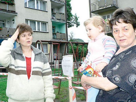 Wioletta Gudzik (z lewej) i Kornelia Ścisławska często przychodziły na plac zabaw przy ul. 3 Maja z małą Patrycją. ALINA KUCHARZEWSKA