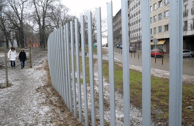 Płot został postawiony jesienią ubiegłego roku. Jak długo będzie ogradzał teren parku wokół Starego Browaru?